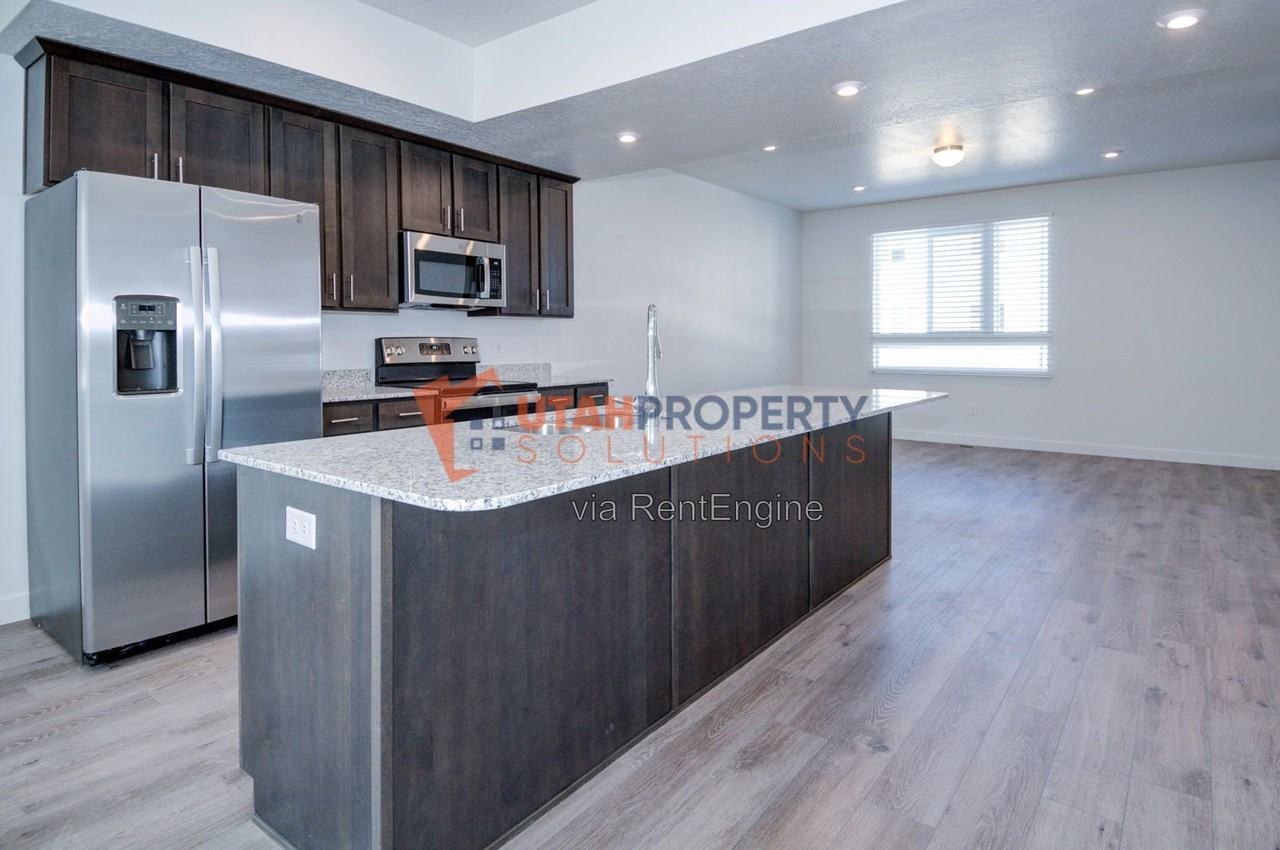 1043 W 400 S - Photo 7 of 29