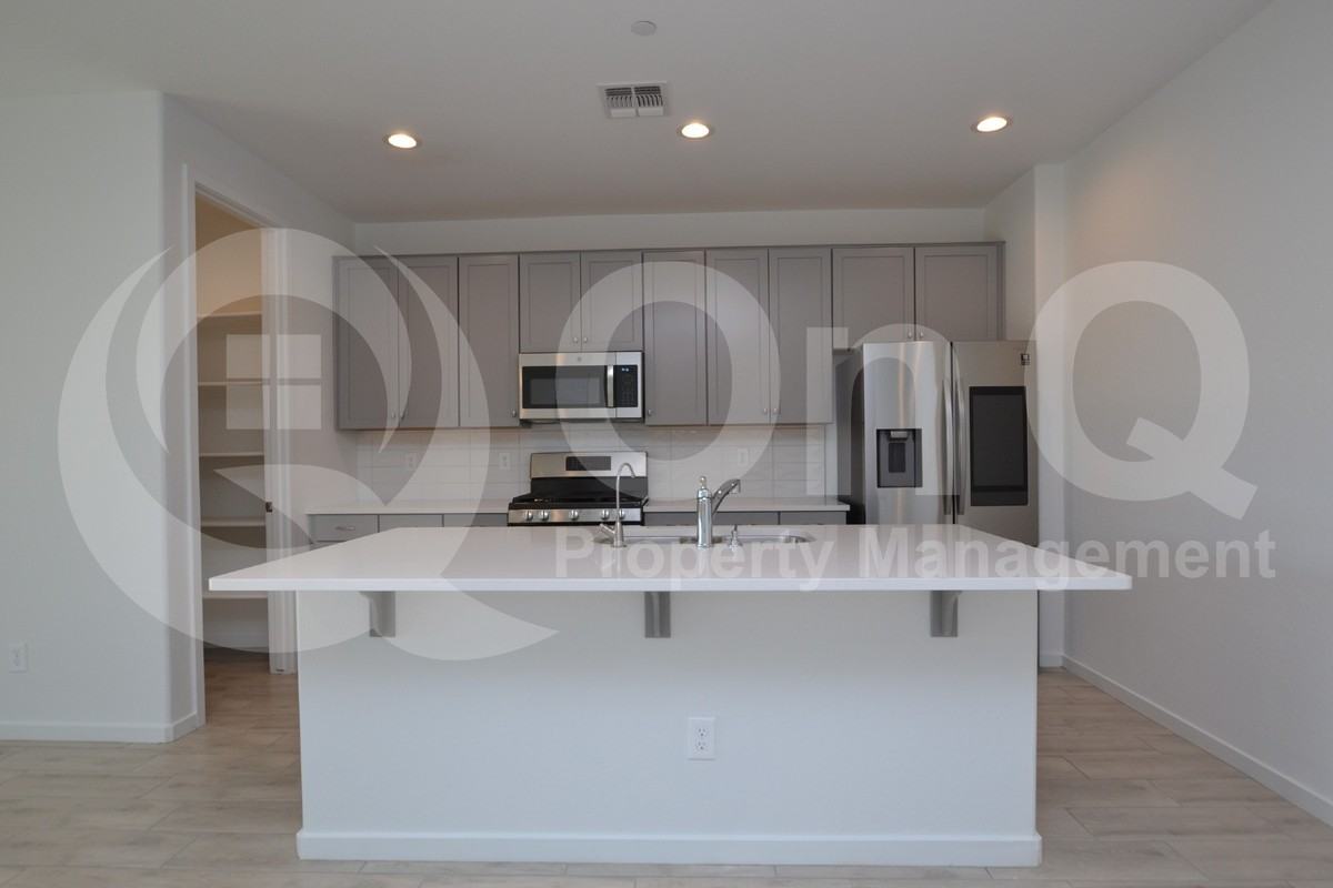 13319 W Red Range Way - Photo 4 of 31