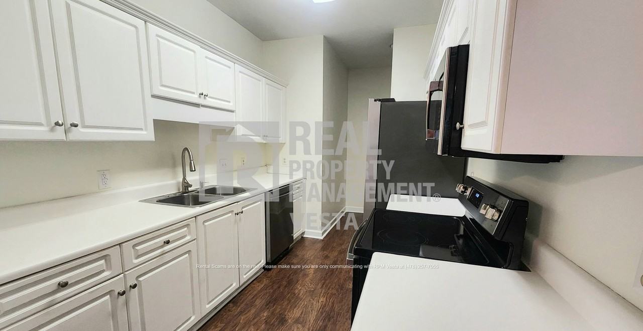 1038 Walnut St - Photo 4 of 20