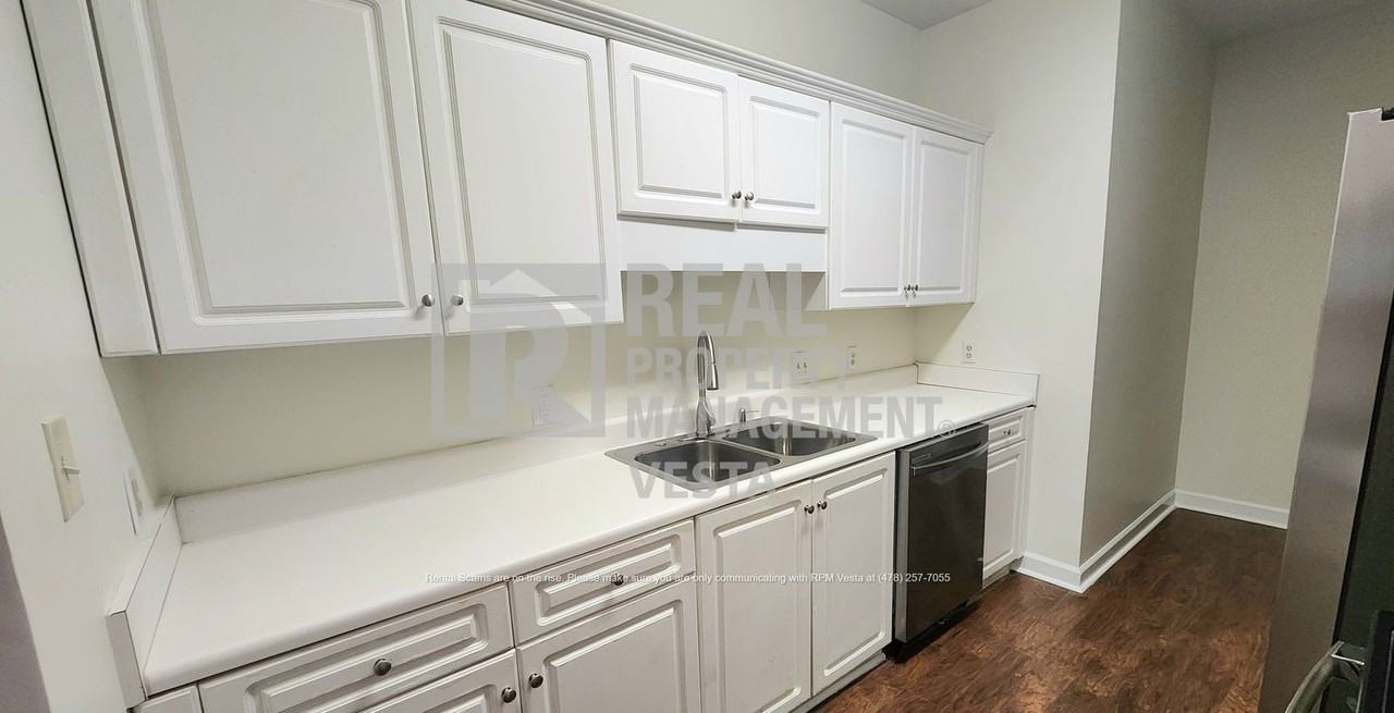 1038 Walnut St - Photo 6 of 20