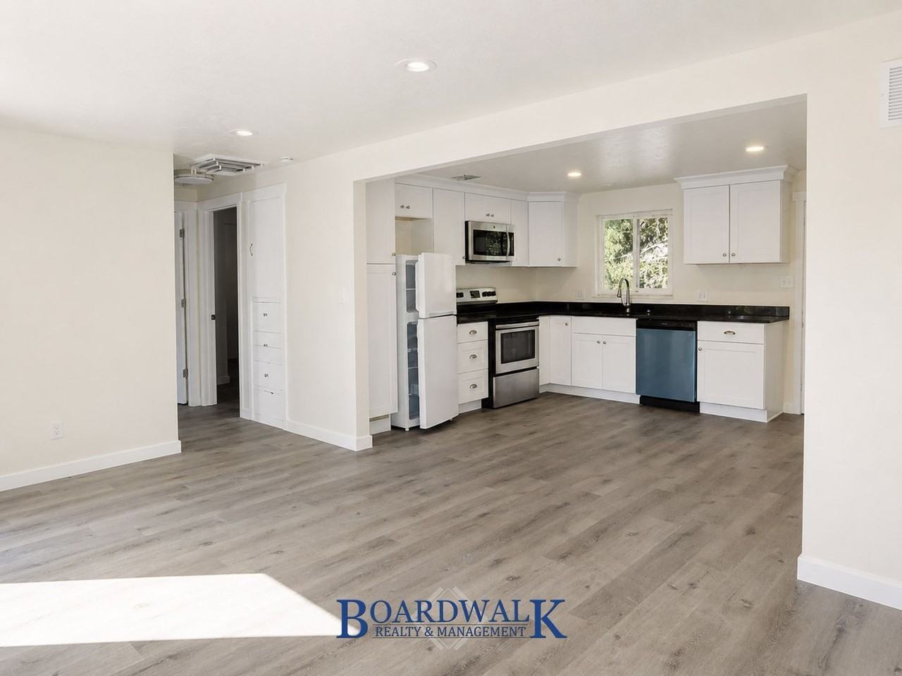 886 S Montgomery St - Photo 4 of 12