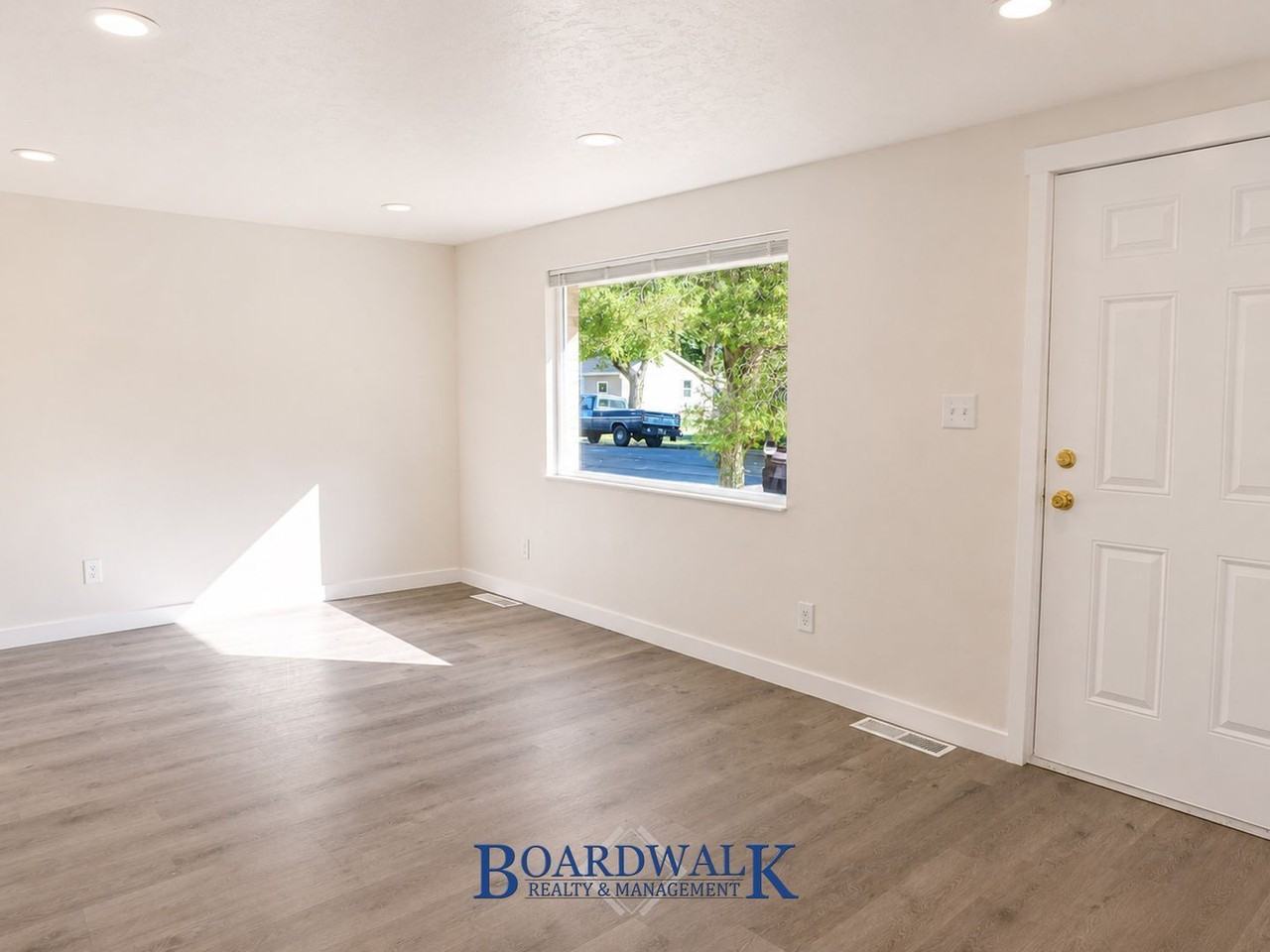 886 S Montgomery St - Photo 5 of 12