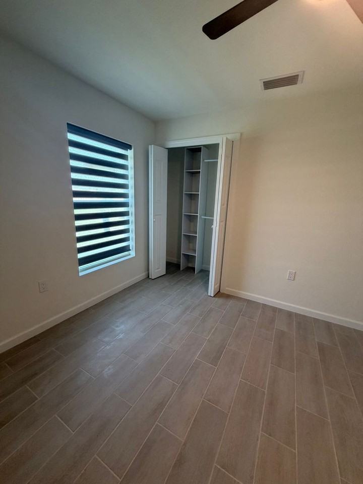 1721 Ne 23rd St - Photo 2 of 18