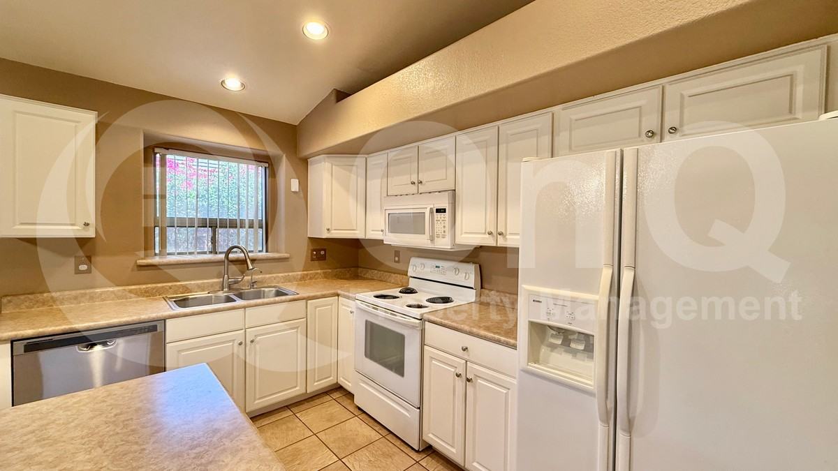42259 W Chisholm Dr - Photo 5 of 27