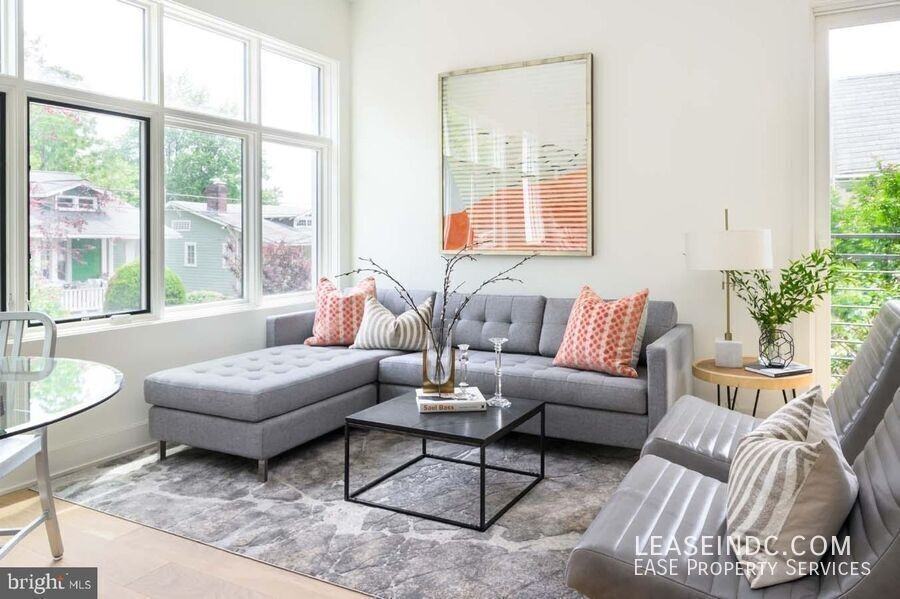 1018 Douglas St Ne #5 - Photo 6 of 22