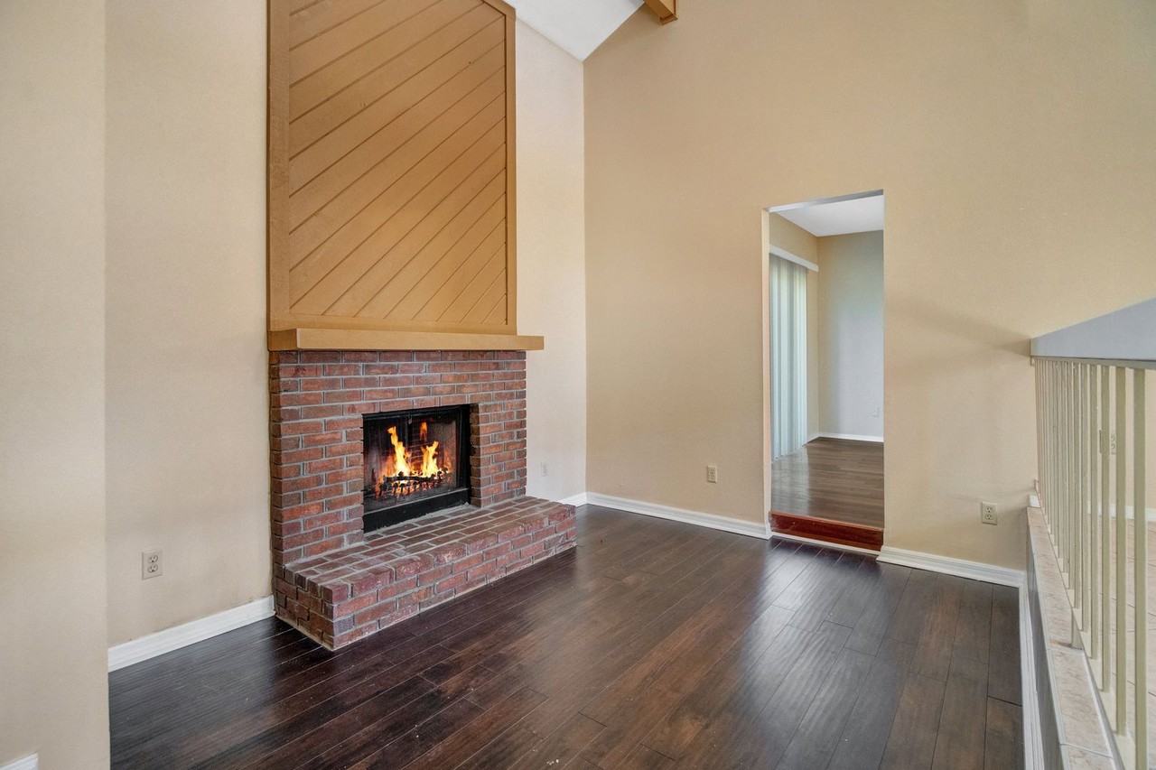 110 N Deerwood Ave - Photo 3 of 18