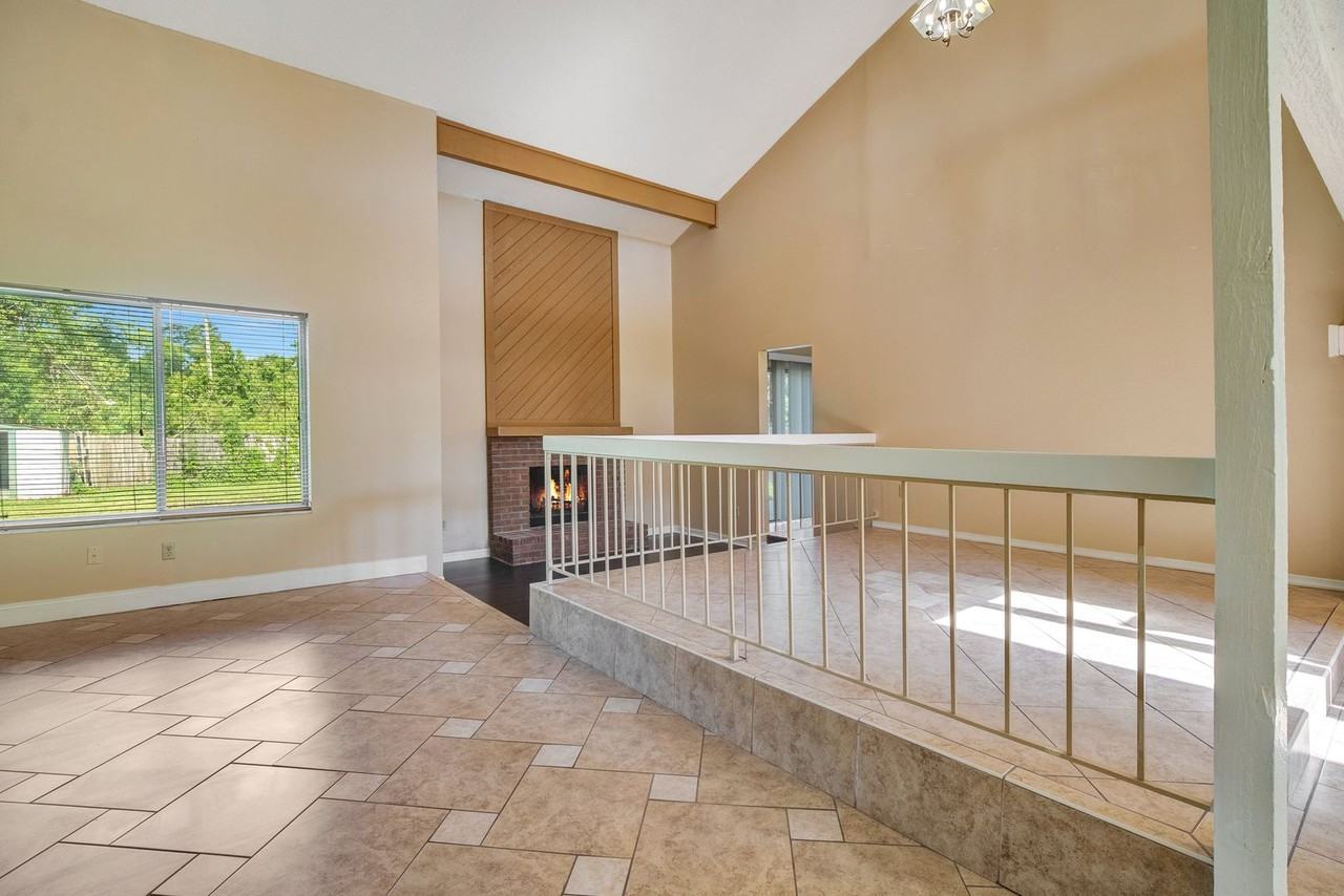 110 N Deerwood Ave - Photo 4 of 18