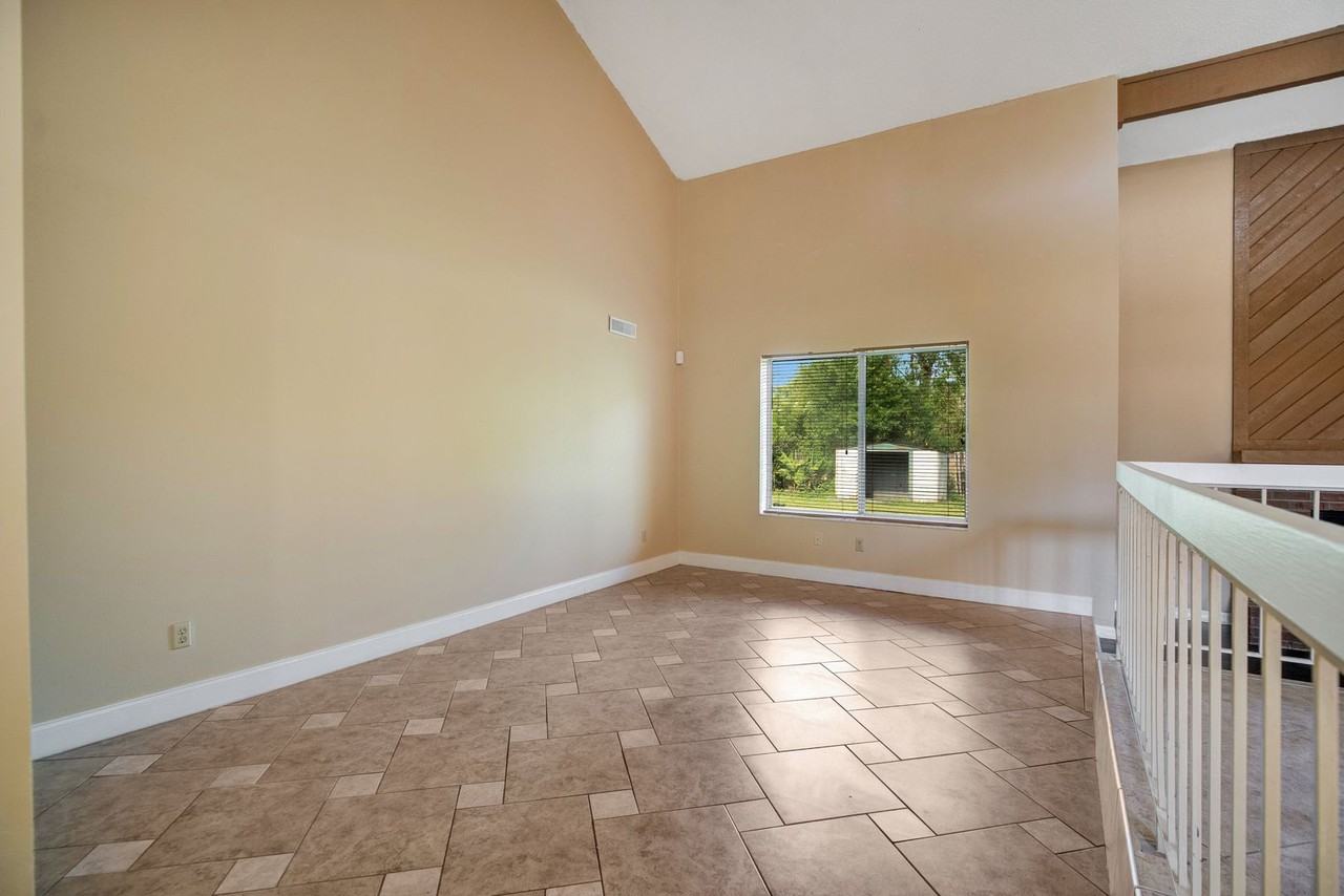 110 N Deerwood Ave - Photo 5 of 18
