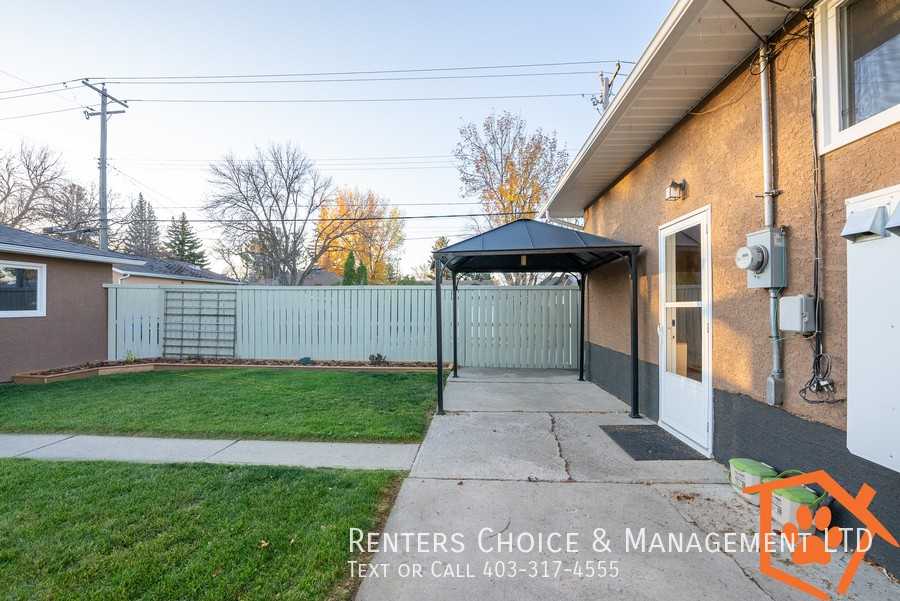 1013B Stafford Dr N - Photo 2 of 11