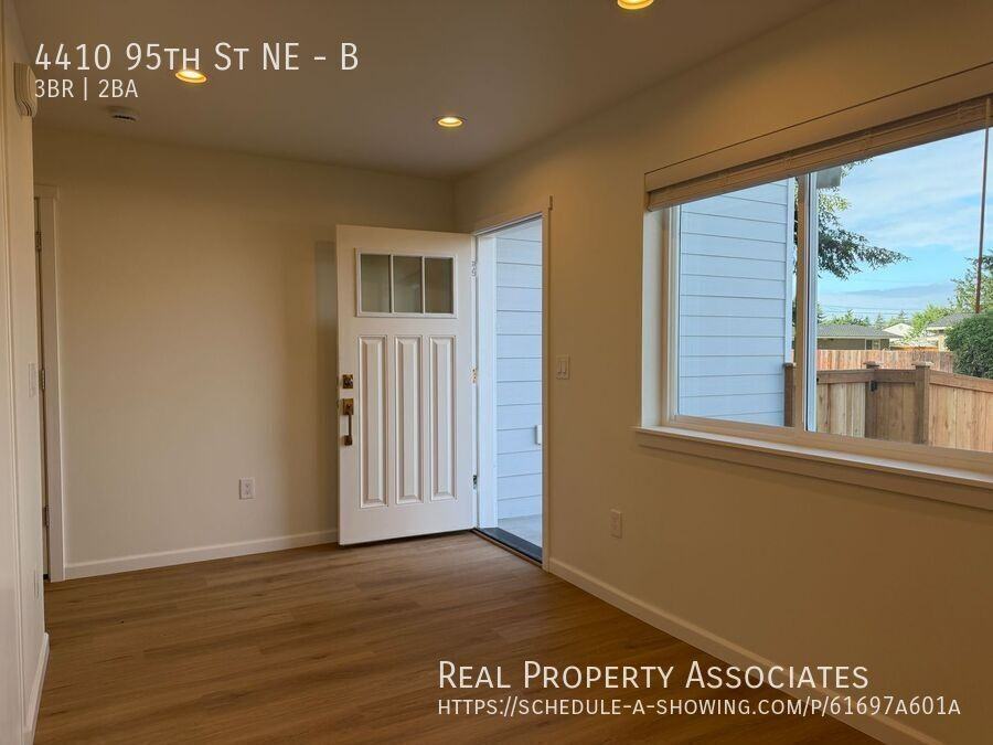 4410 95th St Ne #B - Photo 5 of 11