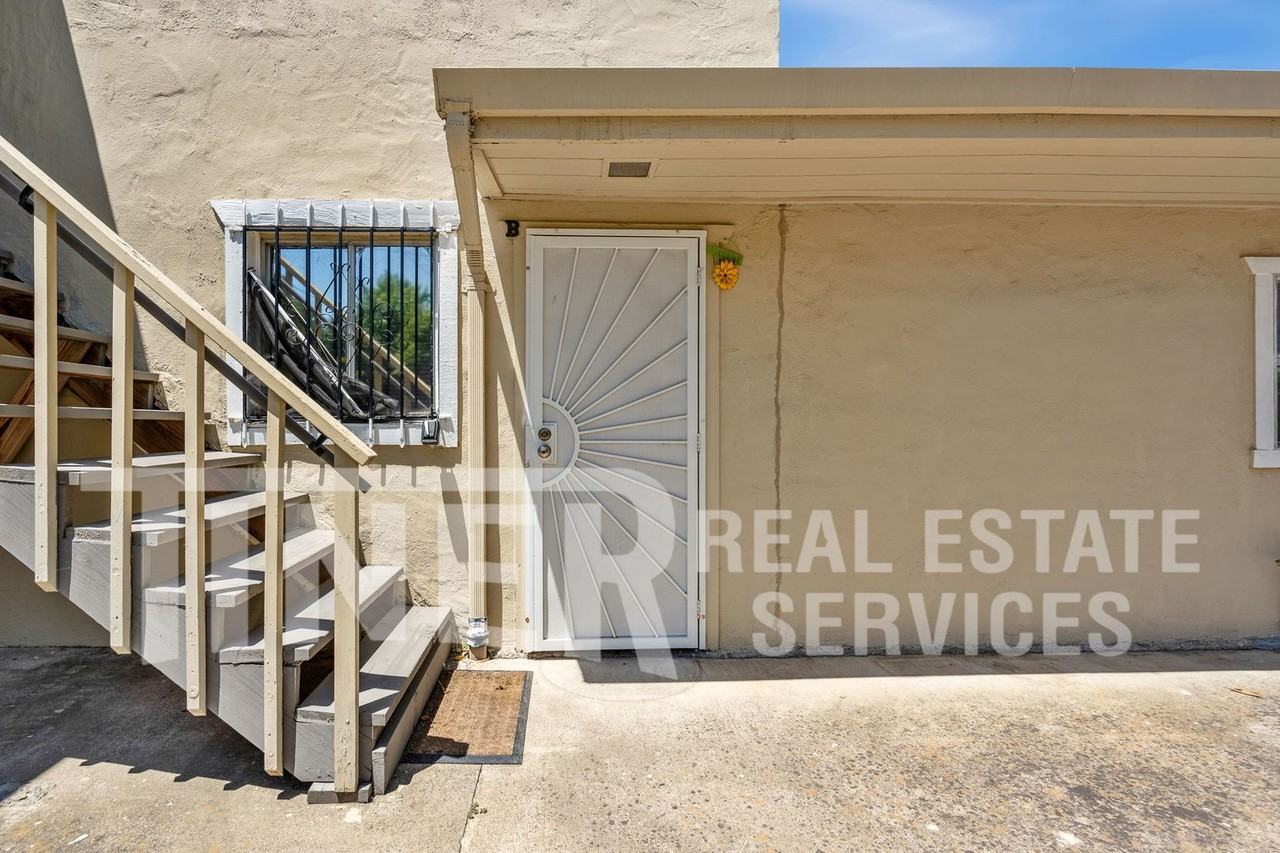 2044 20th Ave #B - Photo 2 of 15