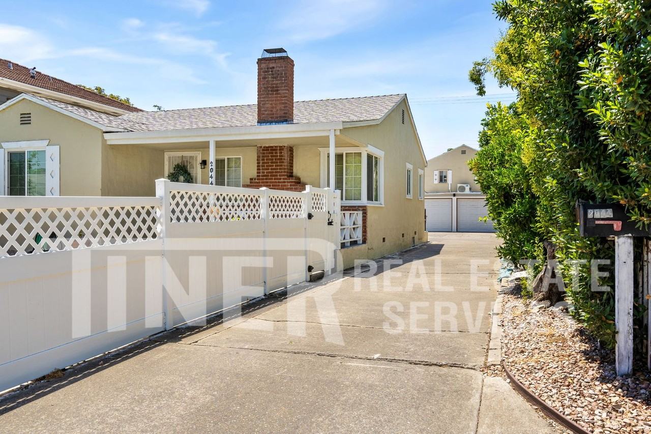 2044 20th Ave #B - Photo 5 of 15