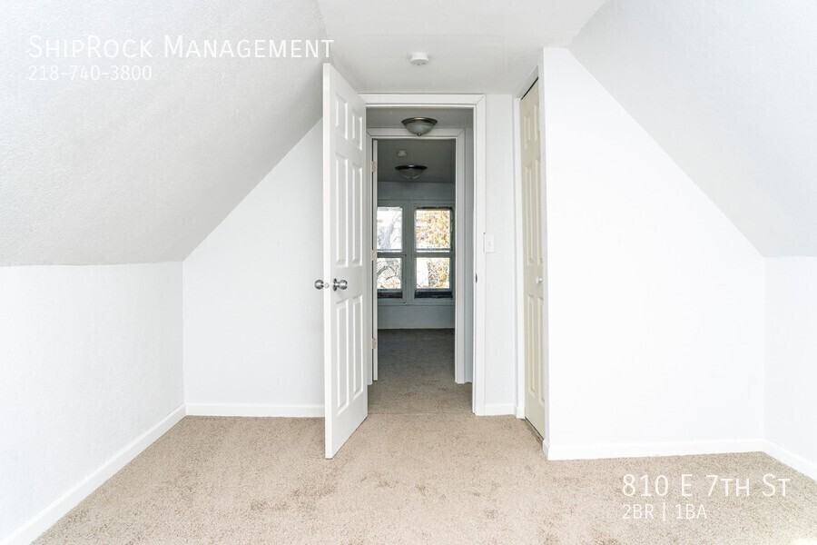 810 E 7th St - Photo 6 of 9