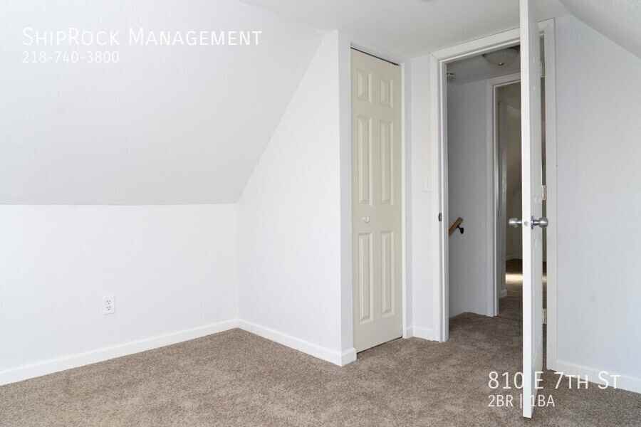810 E 7th St - Photo 7 of 9