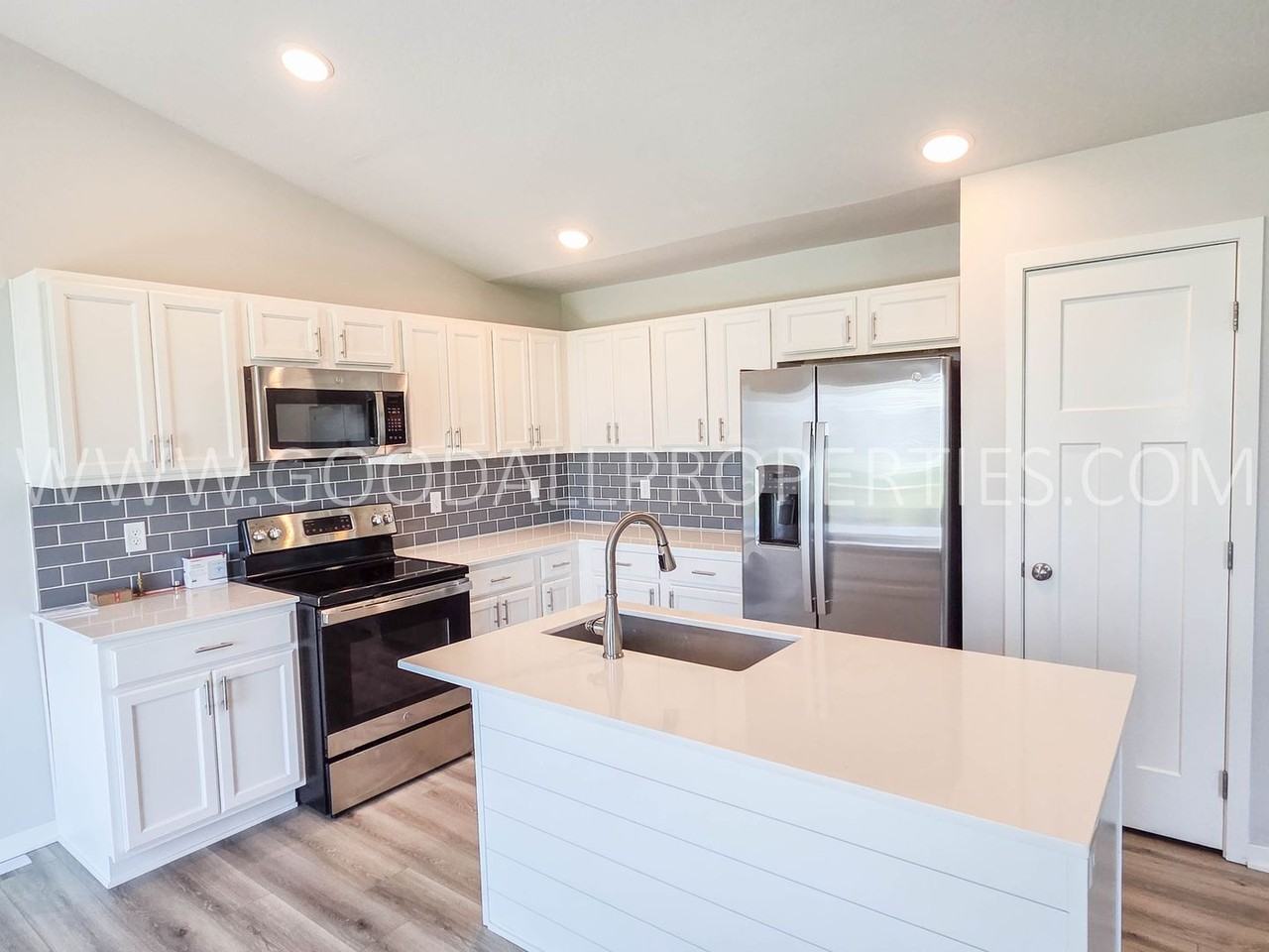 18203 Alpine Dr - Photo 2 of 19