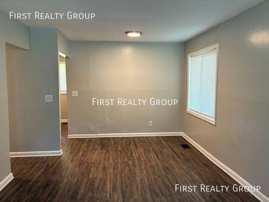 3700 Runyon Ave - Photo 3 of 10