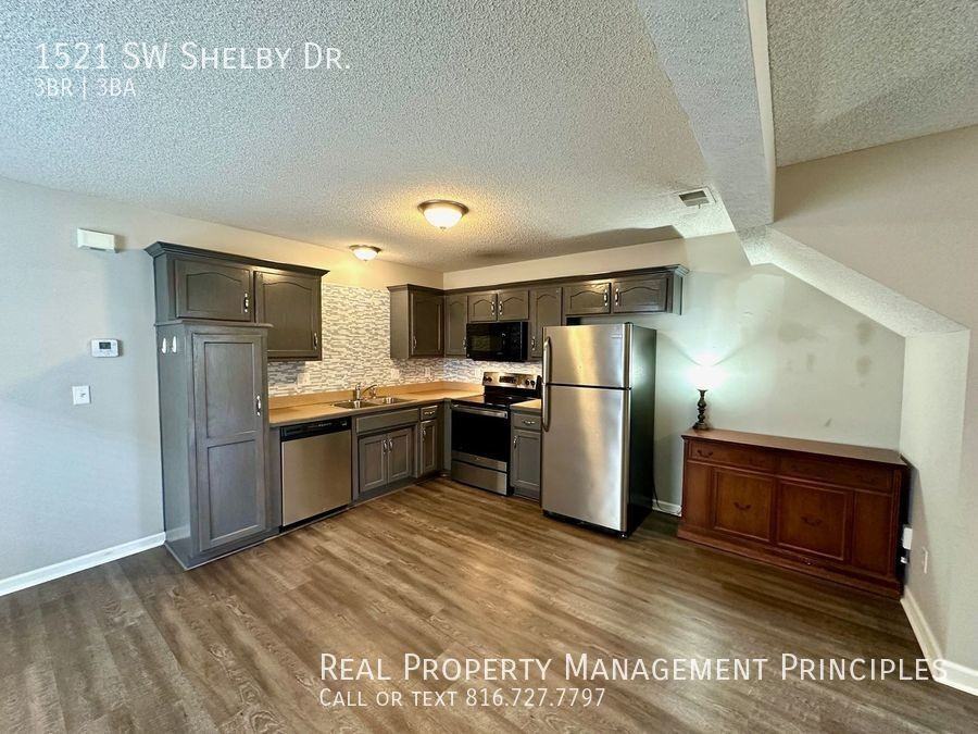 1521 Sw Shelby Dr - Photo 3 of 17
