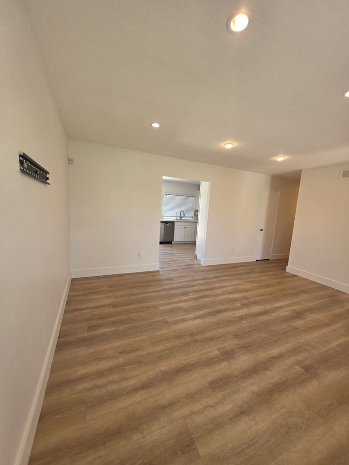 1512 Clavelita Pl - Photo 4 of 31