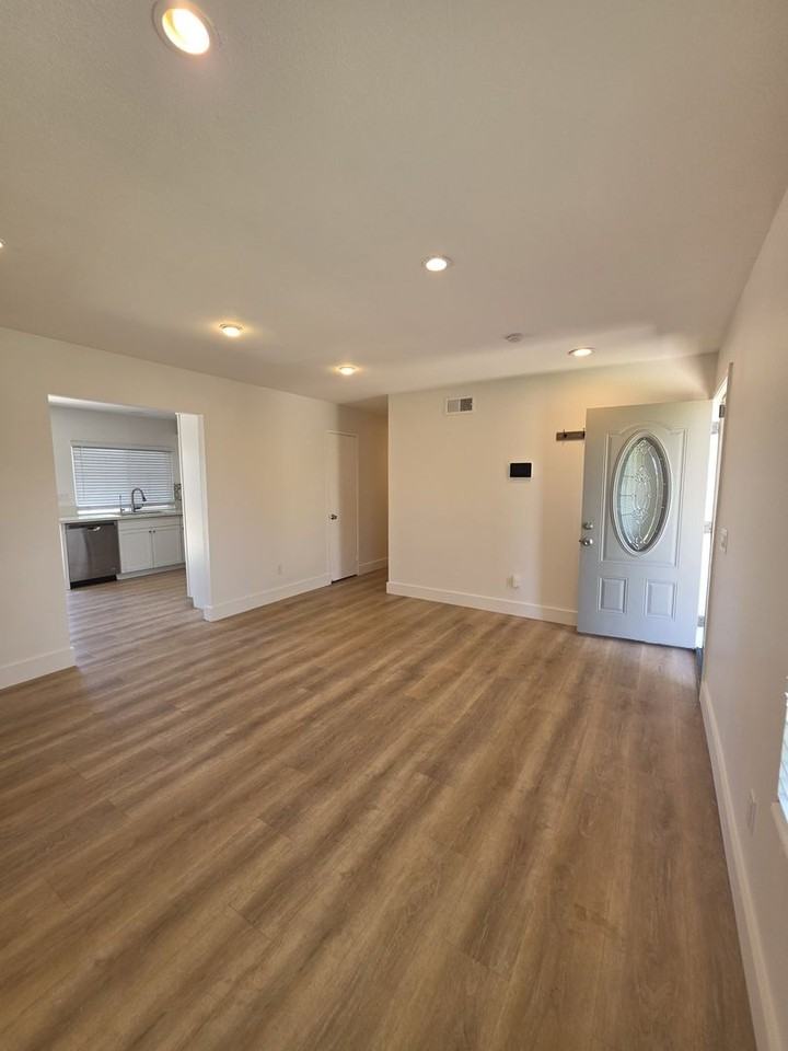 1512 Clavelita Pl - Photo 5 of 31