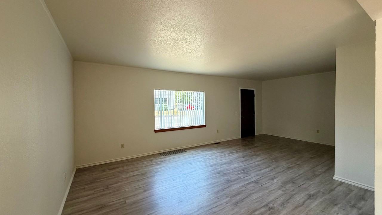 1211 Torbett St - Photo 4 of 20