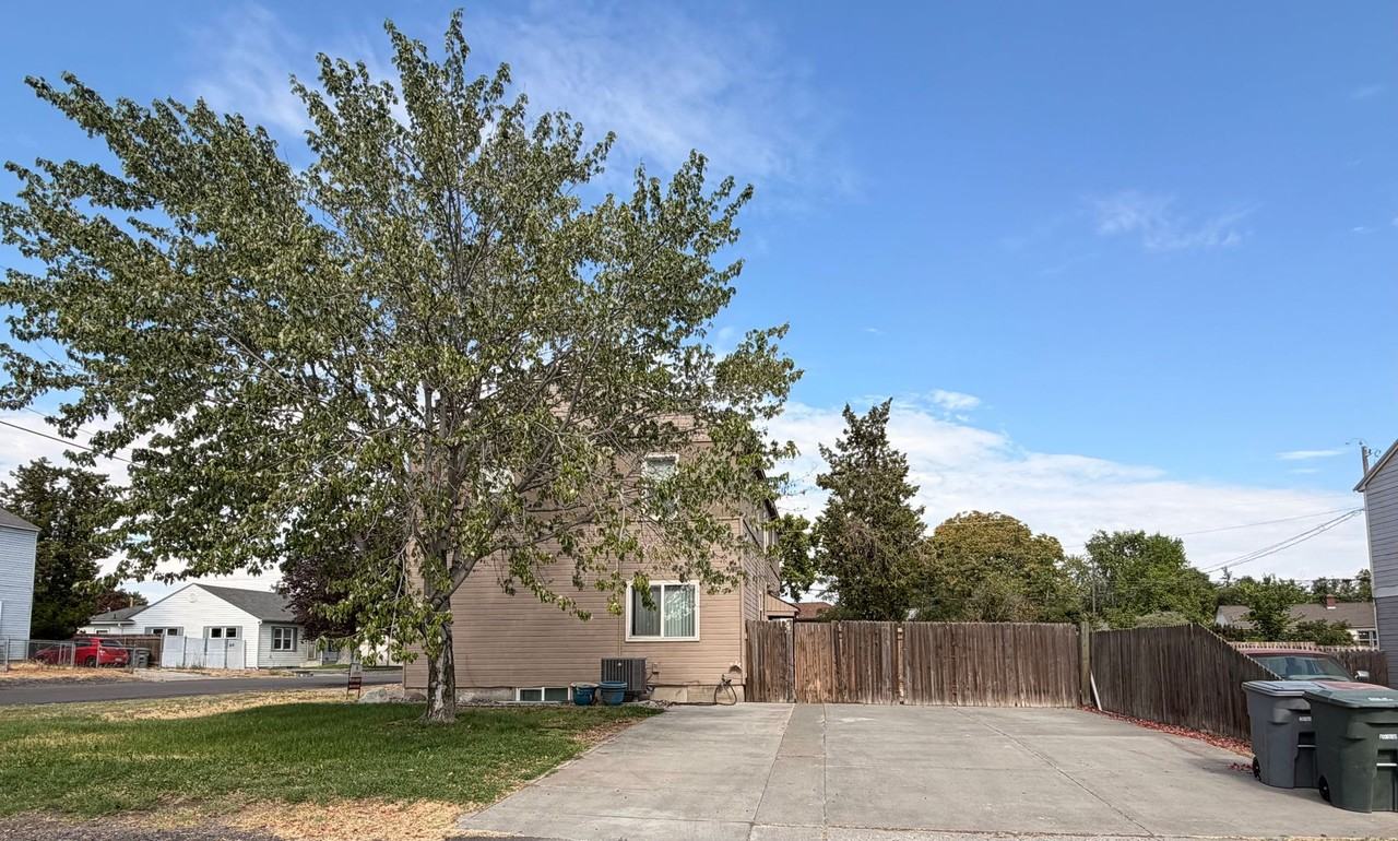 1211 Torbett St - Photo 3 of 20