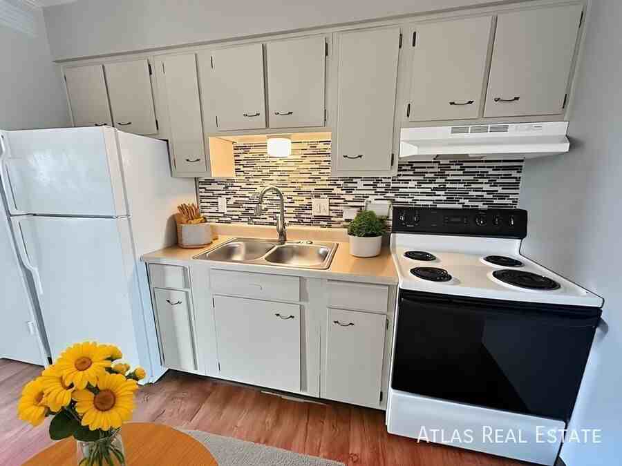 1931 Henderson Ave #8 - Photo 2 of 20