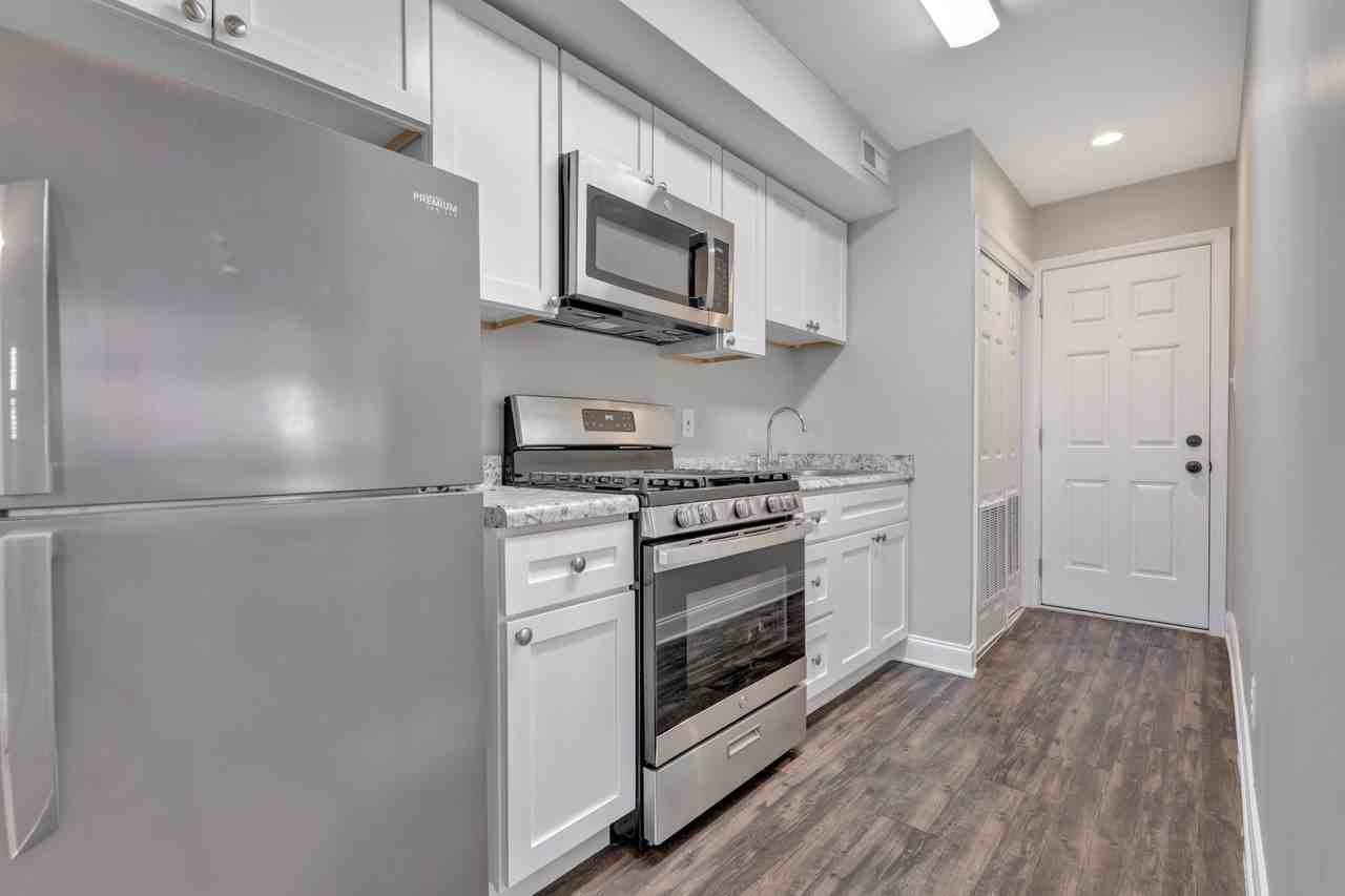 2439 25th St Se #4 - Photo 6 of 8