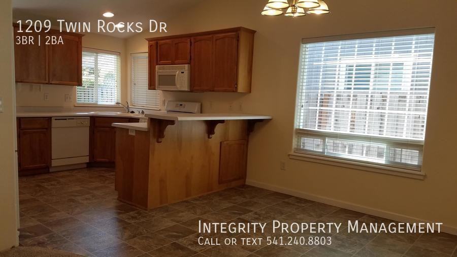 1209 Twin Rocks Dr - Photo 2 of 20