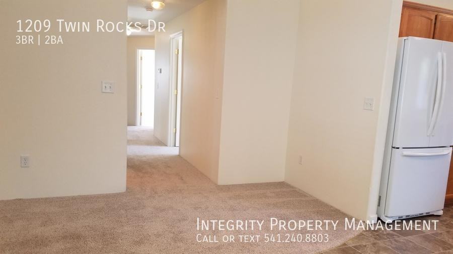 1209 Twin Rocks Dr - Photo 3 of 20