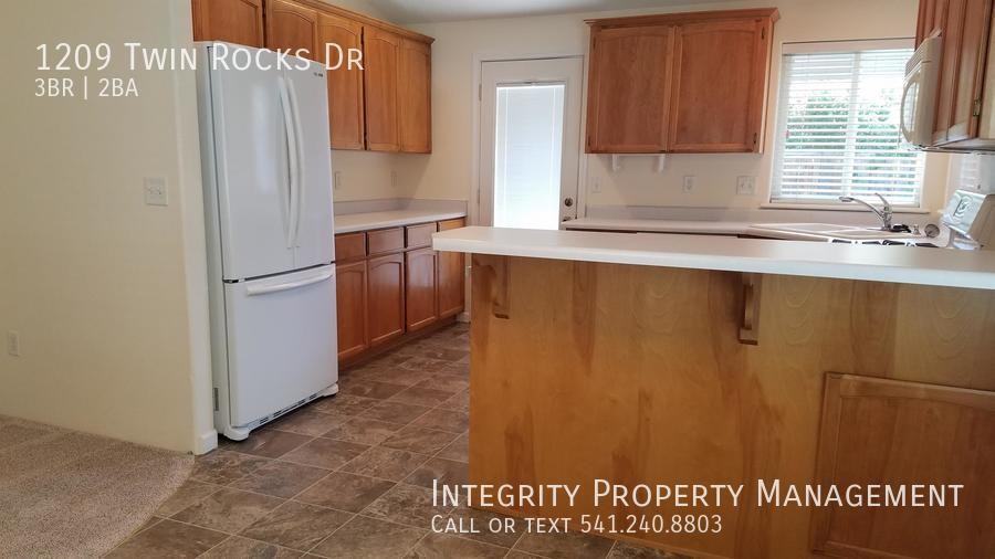 1209 Twin Rocks Dr - Photo 4 of 20
