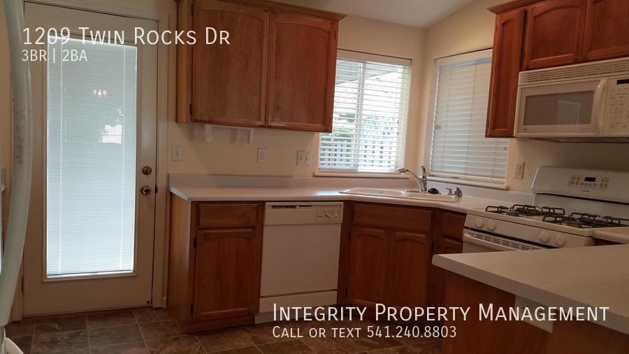 1209 Twin Rocks Dr - Photo 5 of 20