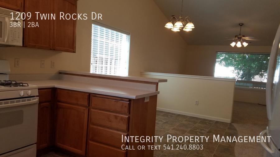 1209 Twin Rocks Dr - Photo 7 of 20