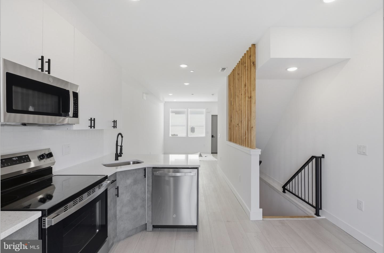 1024 W Orleans St - Photo 2 of 24