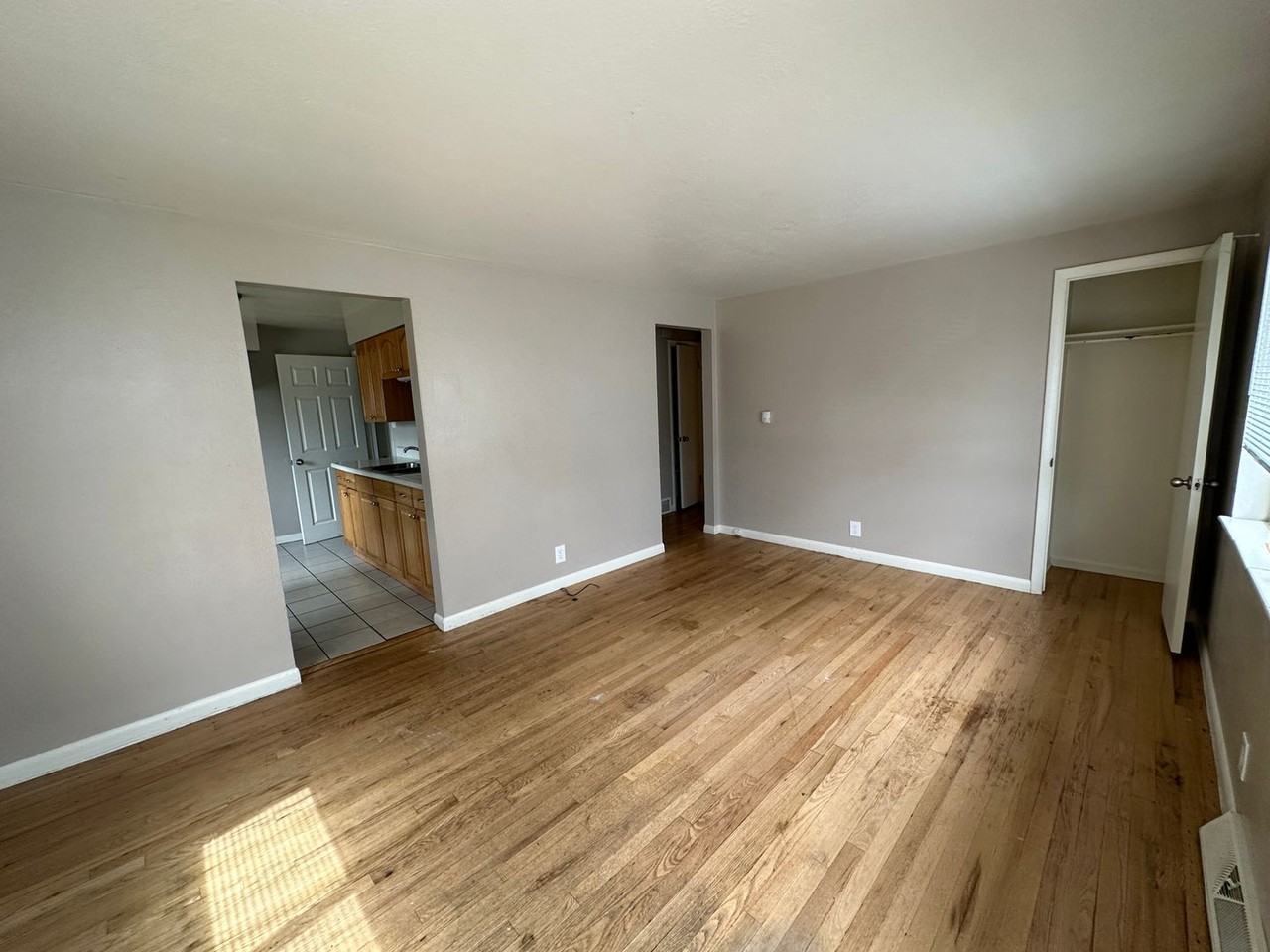 150 S Hooker St - Photo 3 of 26