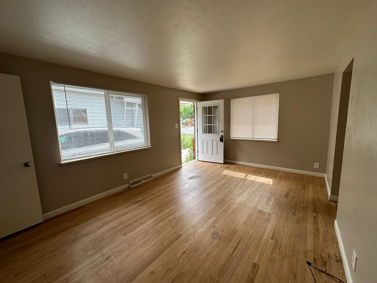 150 S Hooker St - Photo 4 of 26