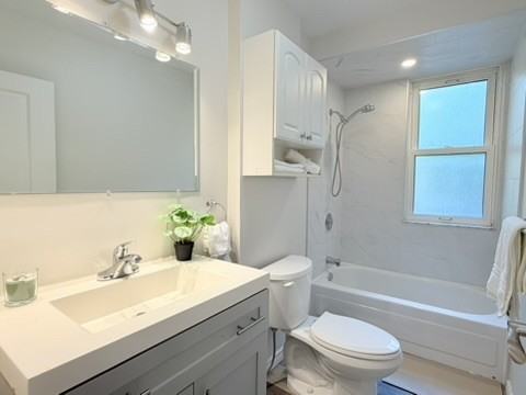686 Lincoln Rd #2 - Photo 3 of 11