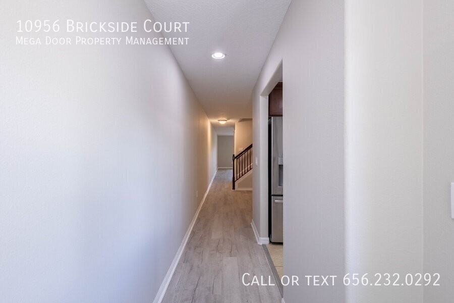 10956 Brickside Ct - Photo 4 of 33