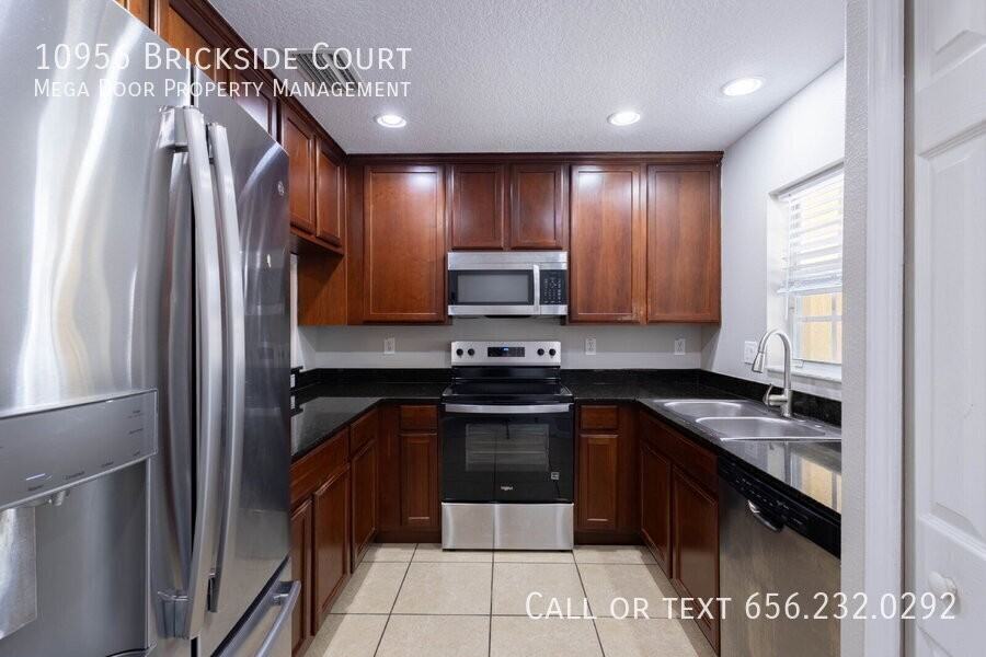 10956 Brickside Ct - Photo 6 of 33