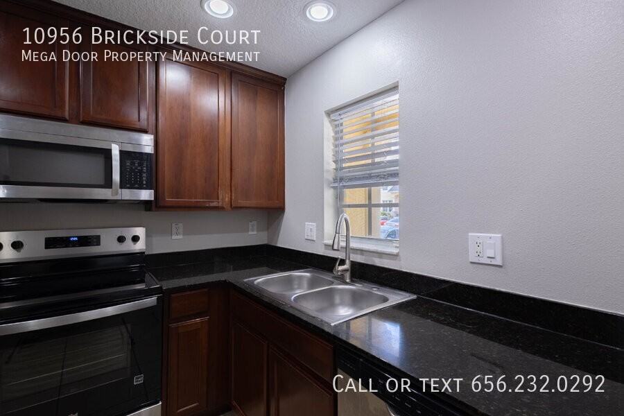 10956 Brickside Ct - Photo 7 of 33
