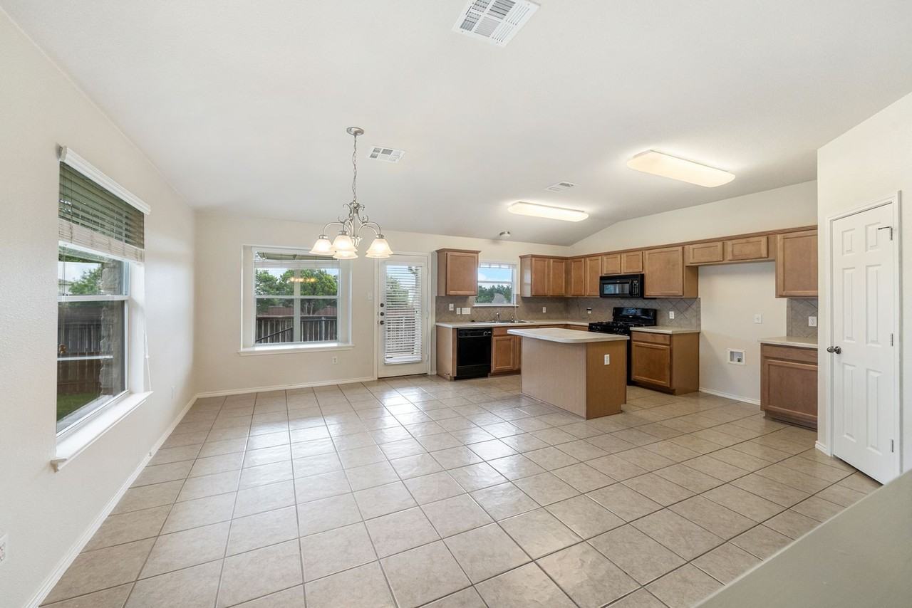 4105 Pebble Ridge Cv - Photo 4 of 18