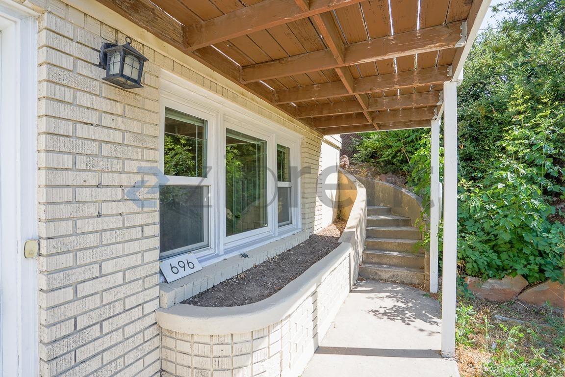 696 N Center St - Photo 4 of 32