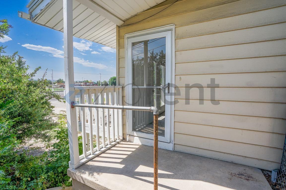 696 N Center St - Photo 5 of 32