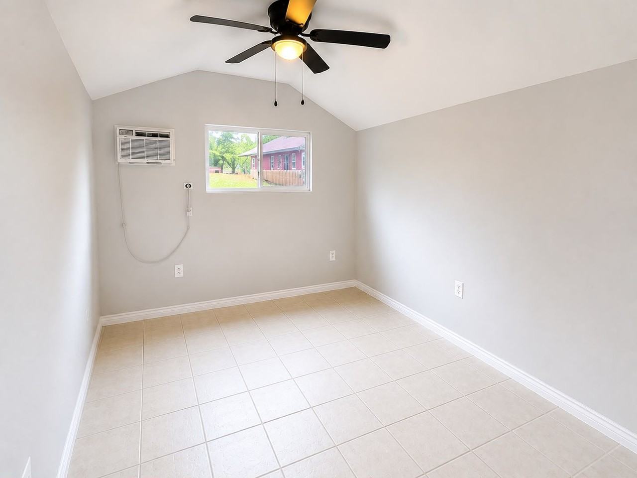 1120 N Harrison Ave - Photo 3 of 6
