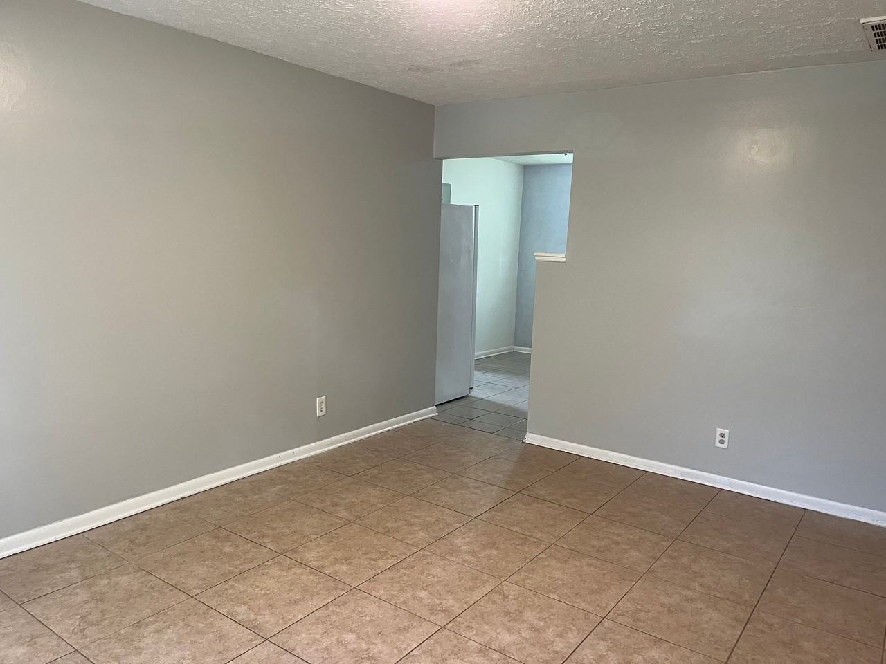 13605 Greystone Ave - Photo 3 of 11