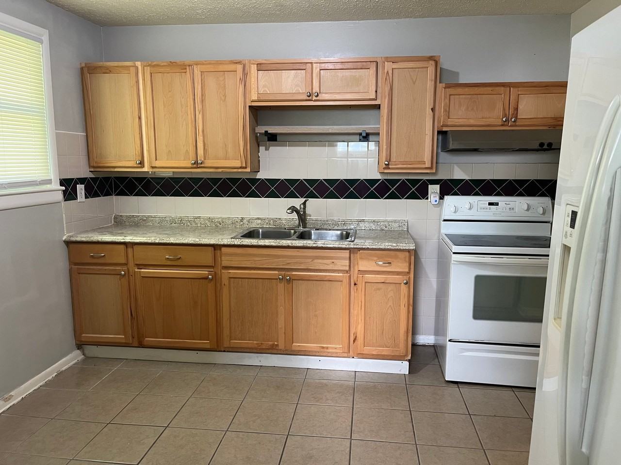 13605 Greystone Ave - Photo 4 of 11