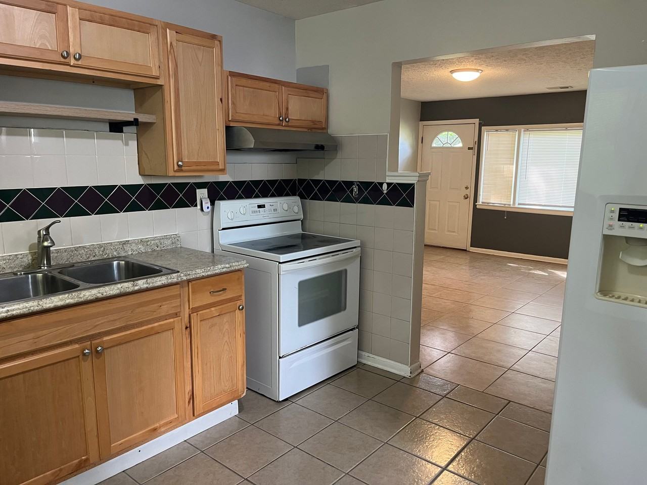 13605 Greystone Ave - Photo 5 of 11