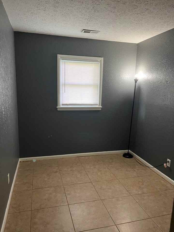 13605 Greystone Ave - Photo 6 of 11