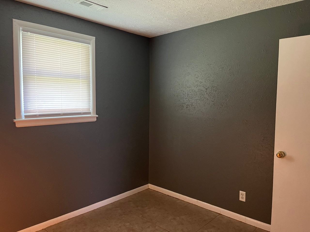 13605 Greystone Ave - Photo 7 of 11
