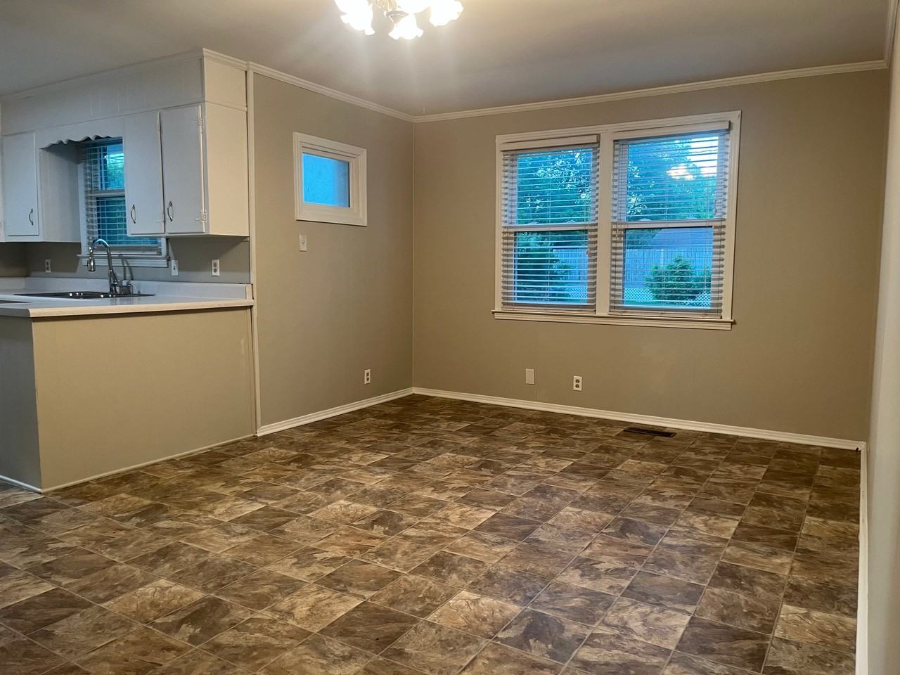 516 Center Dr - Photo 5 of 19