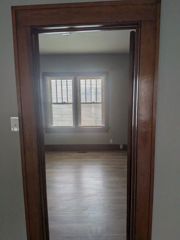 1107 S Washington Ave - Photo 3 of 12